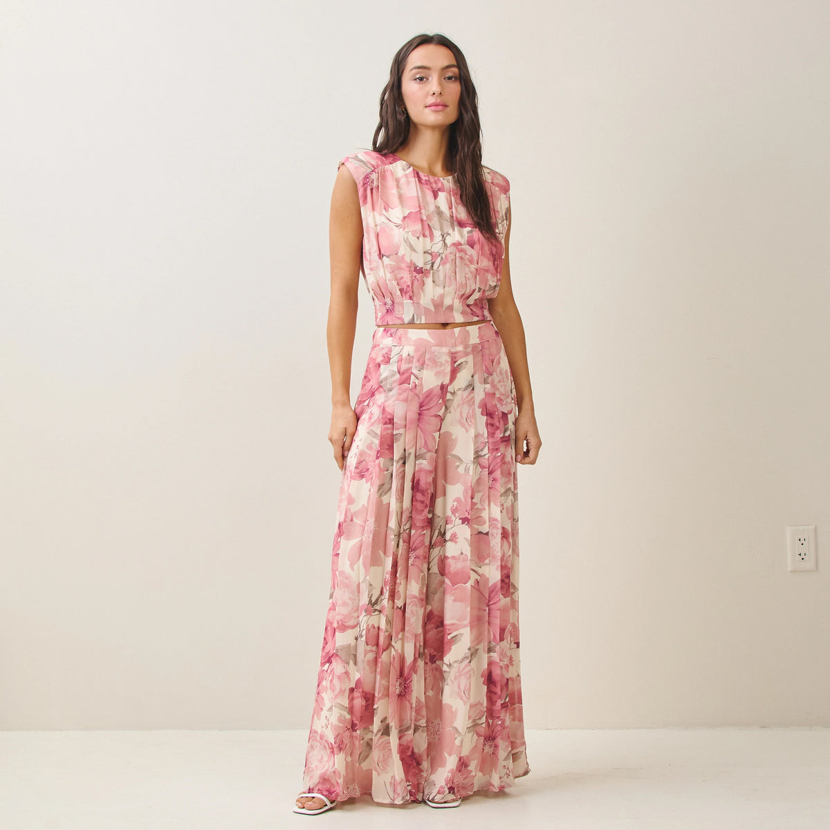 Conjunto floral crop top y pantalón palazzo