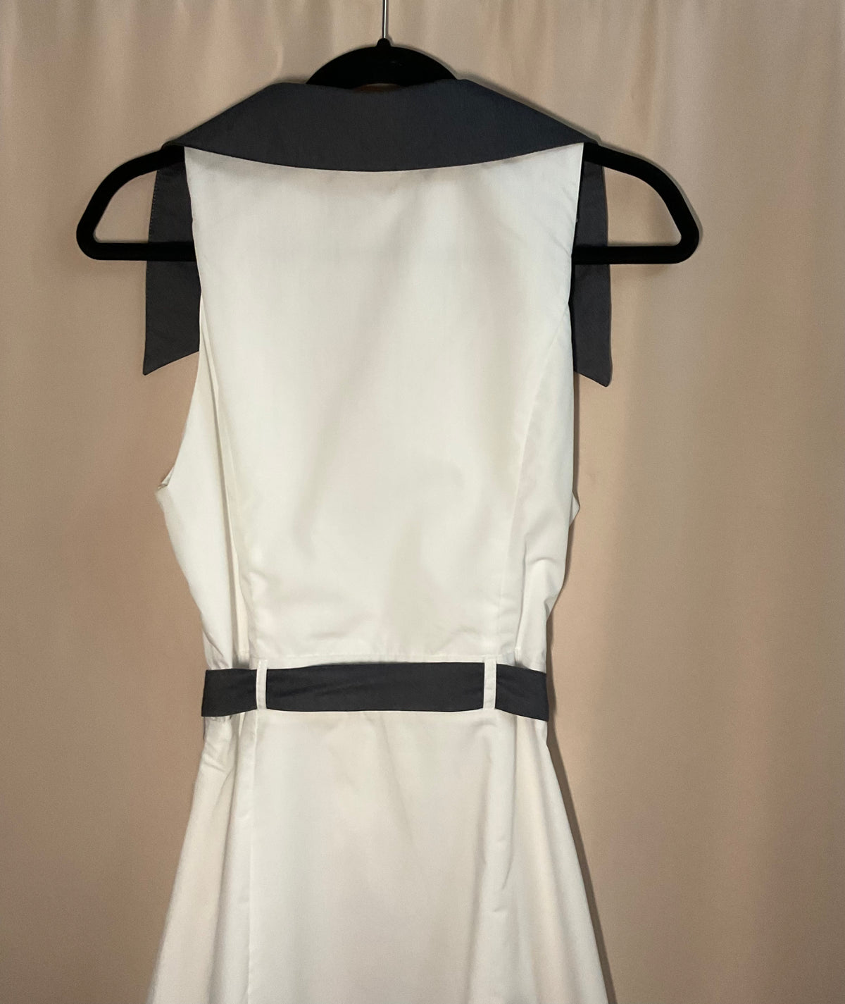 Vestido Blanco Cuello Contraste con Corbata