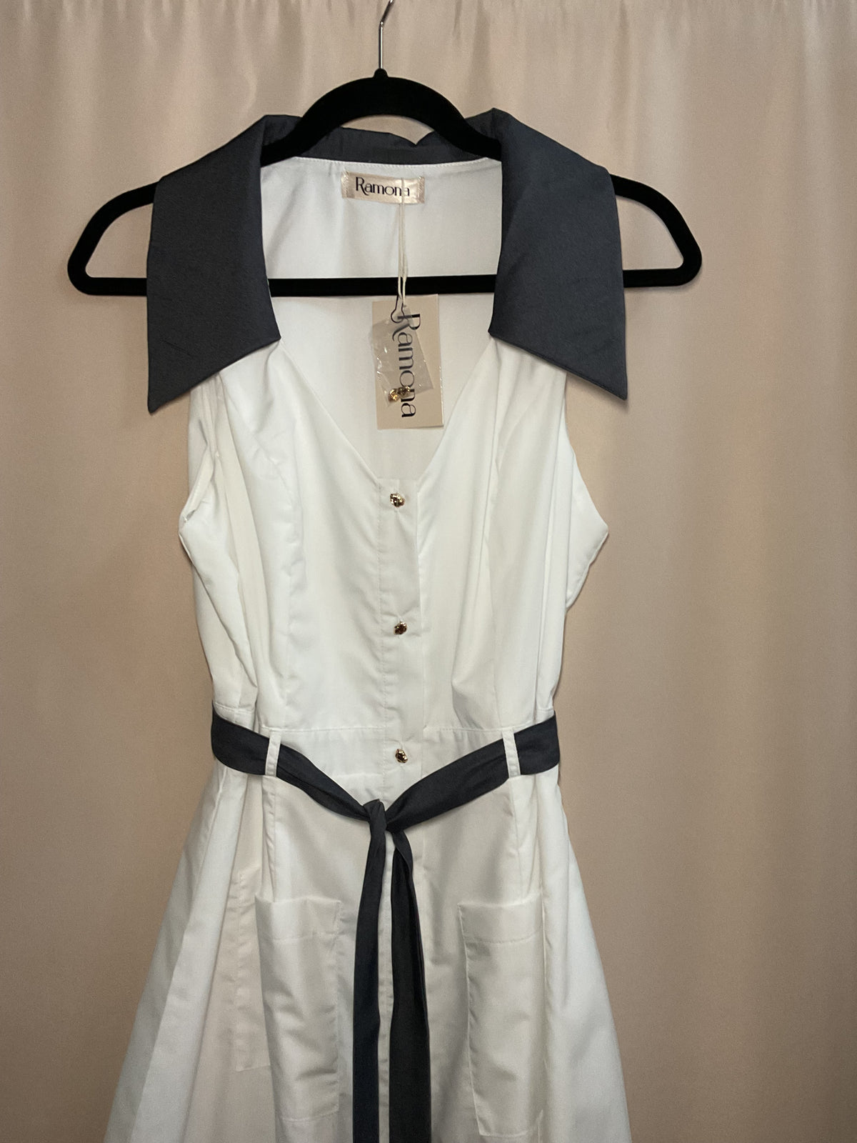 Vestido Blanco Cuello Contraste con Corbata