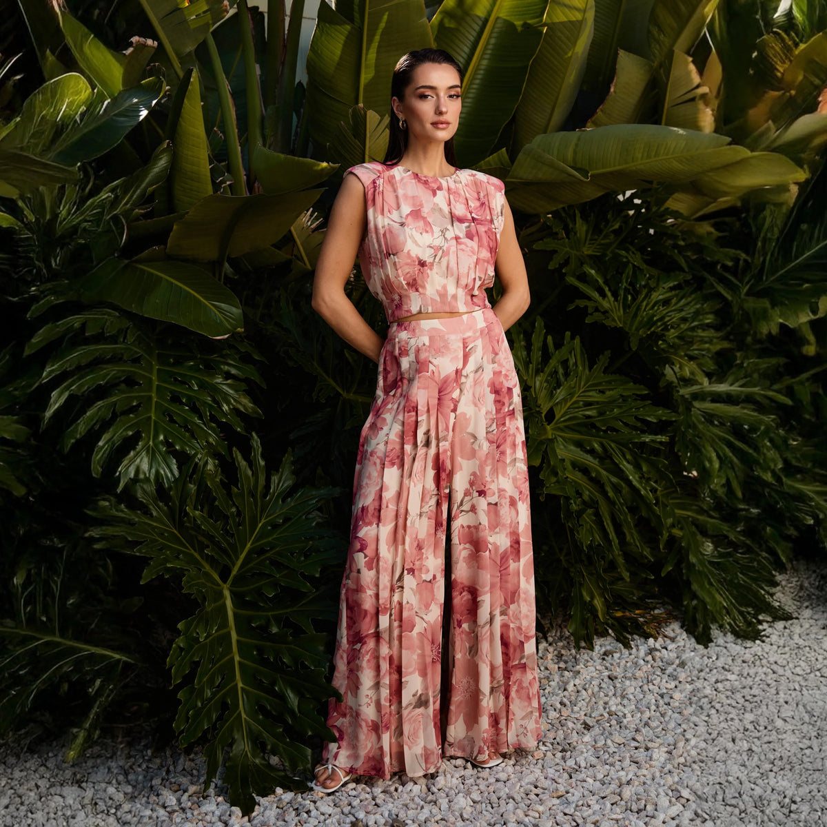Conjunto floral crop top y pantalón palazzo