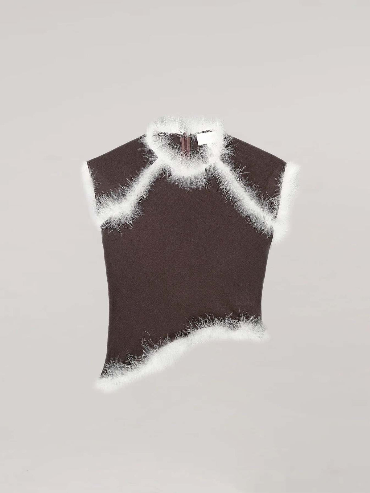 Top asimétrico café con plumas