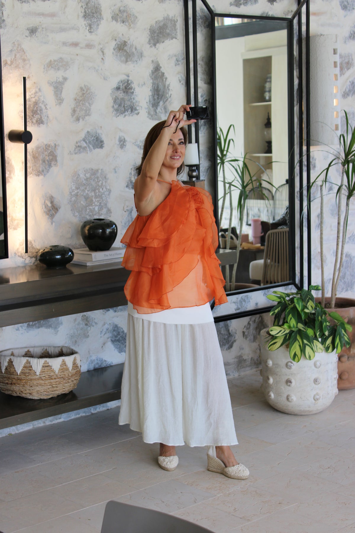 Blusa de Gasa con Detalle Floral y Volantes