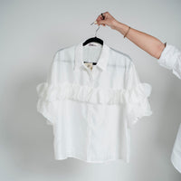 Blusa con pétalos