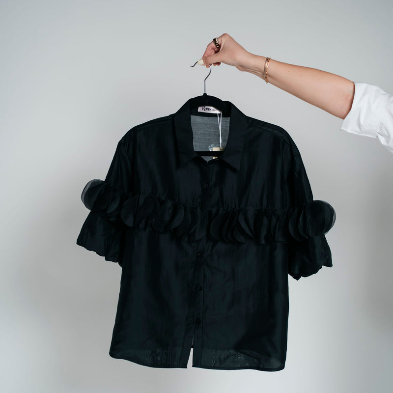 Blusa con pétalos