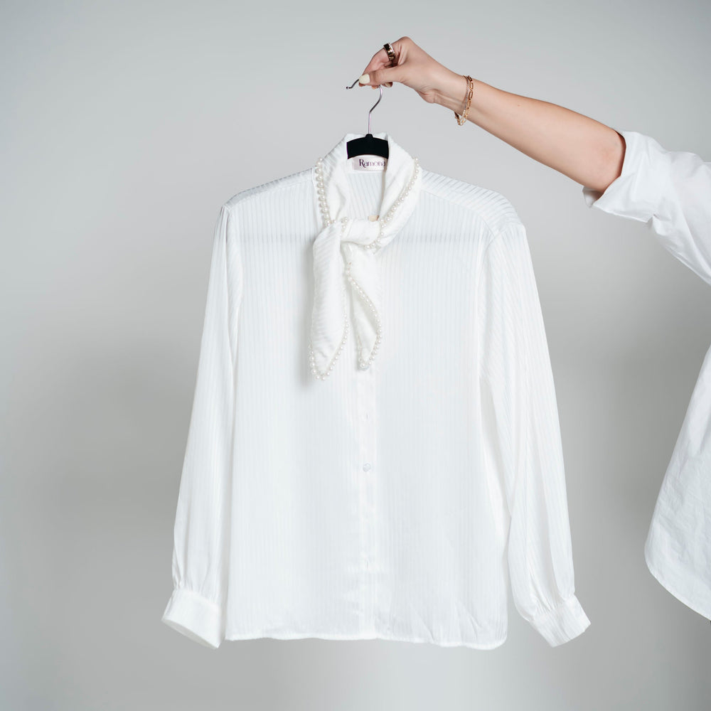 Blusa con corbatín de piedras