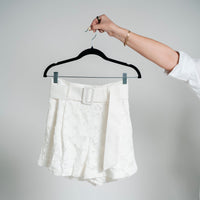 Short flores con fondo