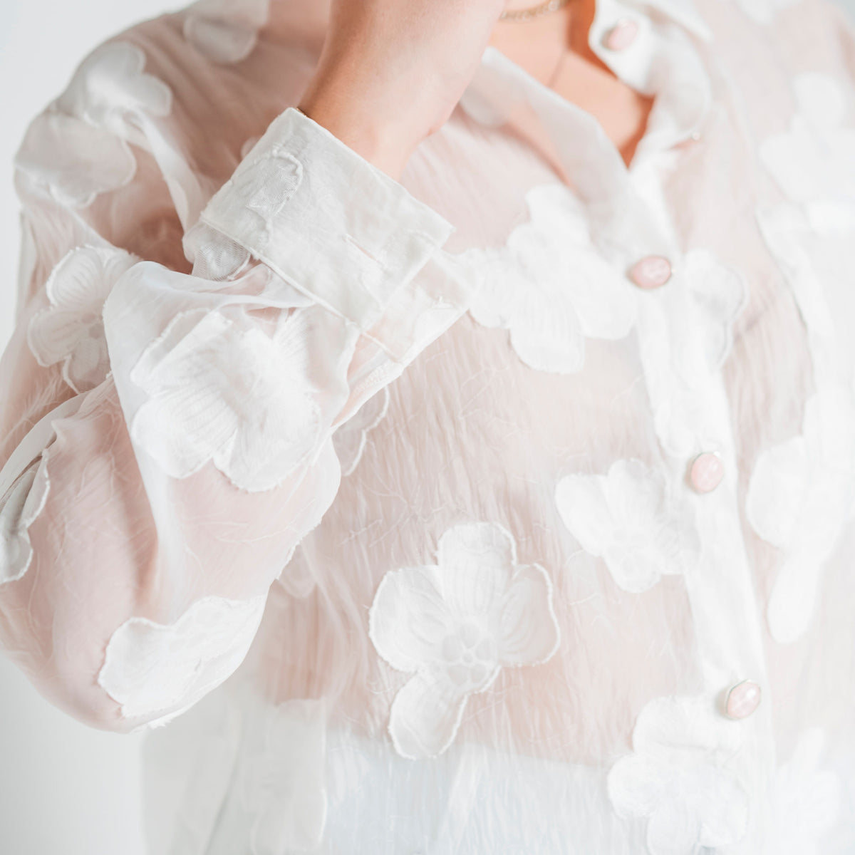 Blusa con flores y botones tipo cuarzos