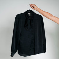 Blusa con corbatín de piedras