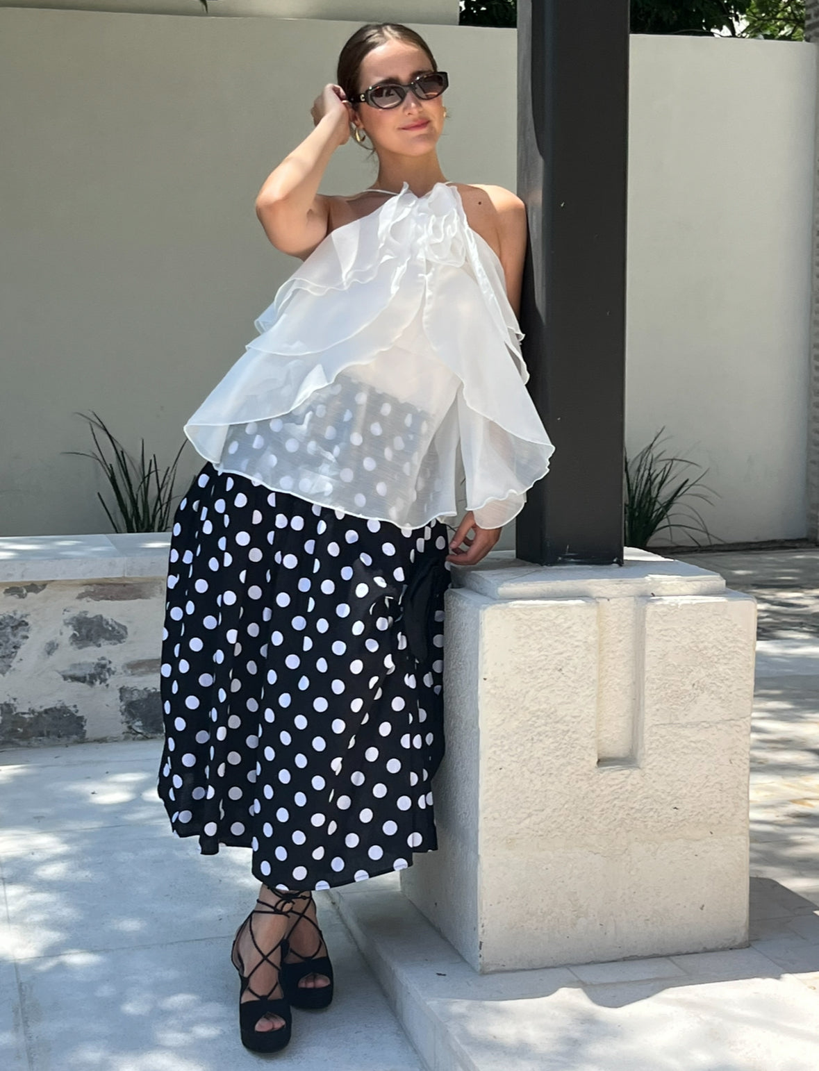 Blusa de Gasa Blanca con Detalle Floral y Volantes