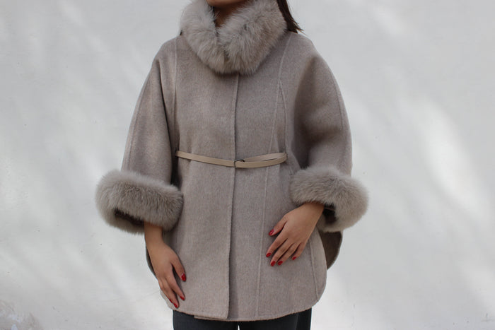 Abrigo Greige Puños y Cuello en Piel de Zorro