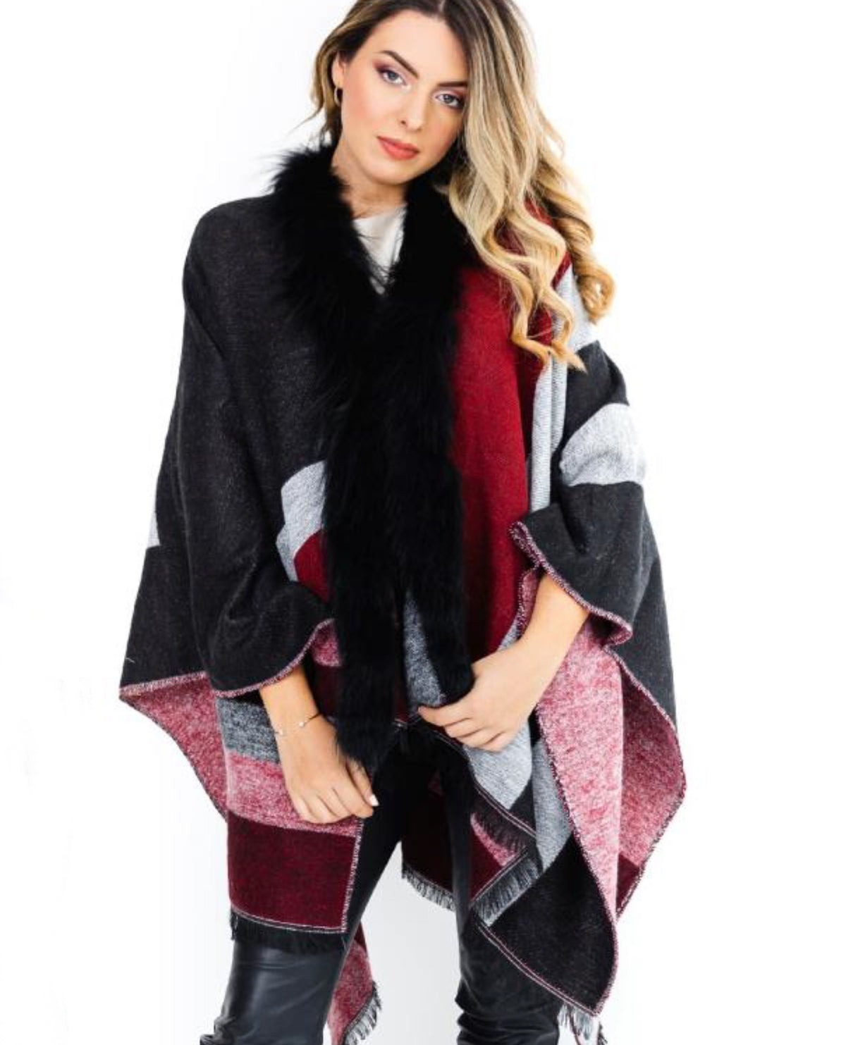 Poncho estampado y mapache
