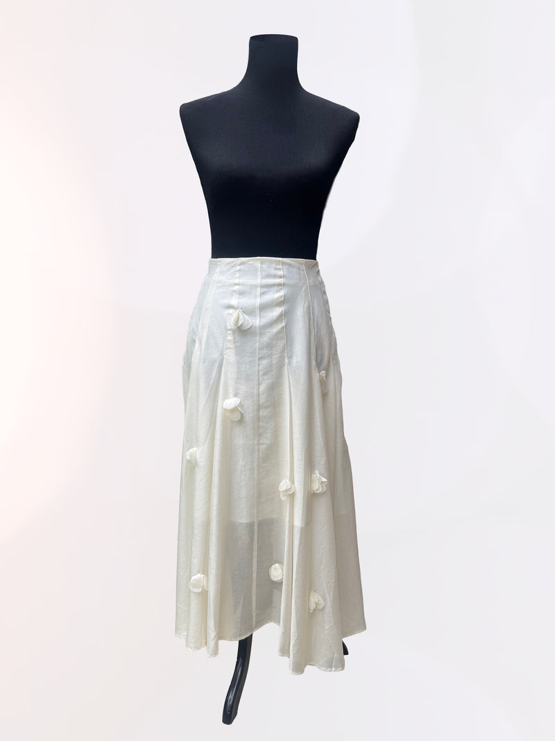 Falda midi blanca con detalles florales