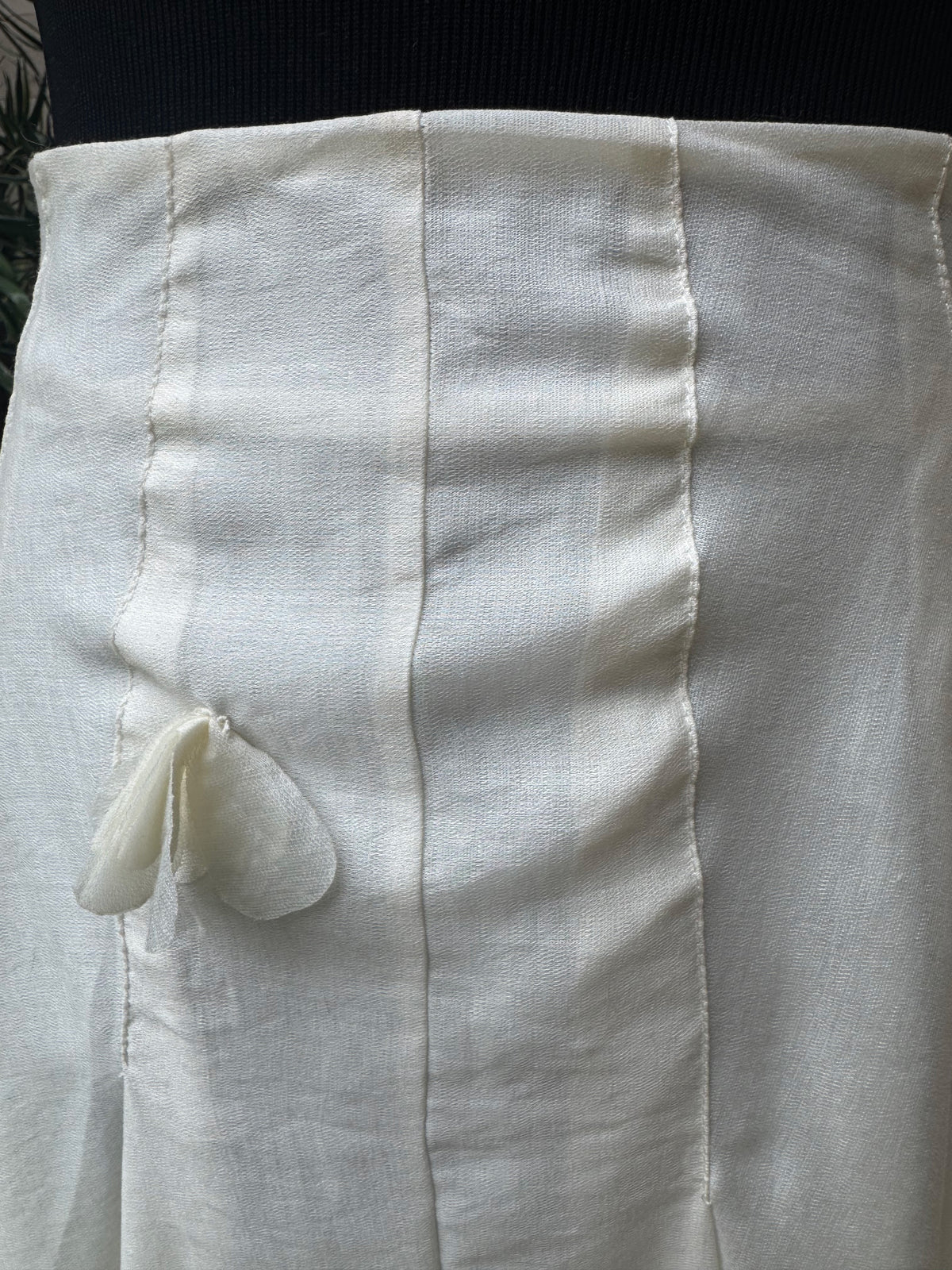 Falda midi blanca con detalles florales