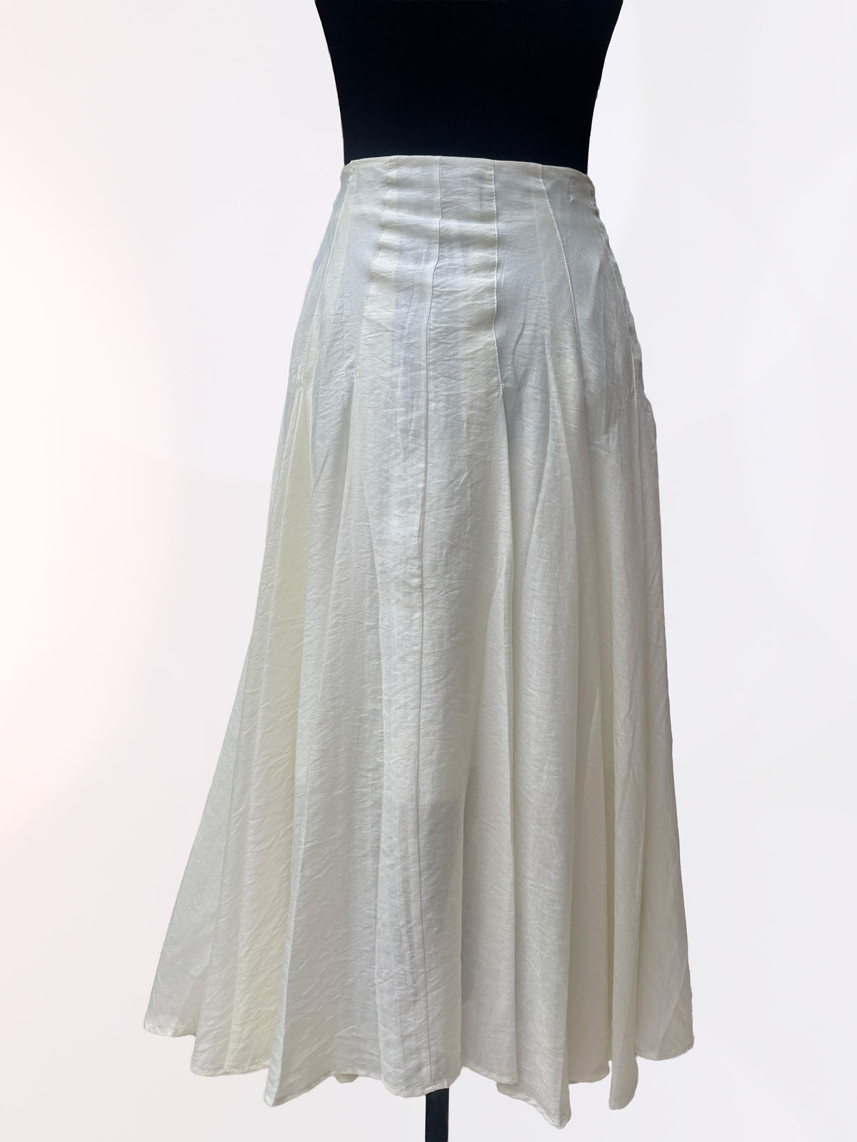 Falda midi blanca con detalles florales