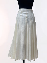 Falda midi blanca con detalles florales