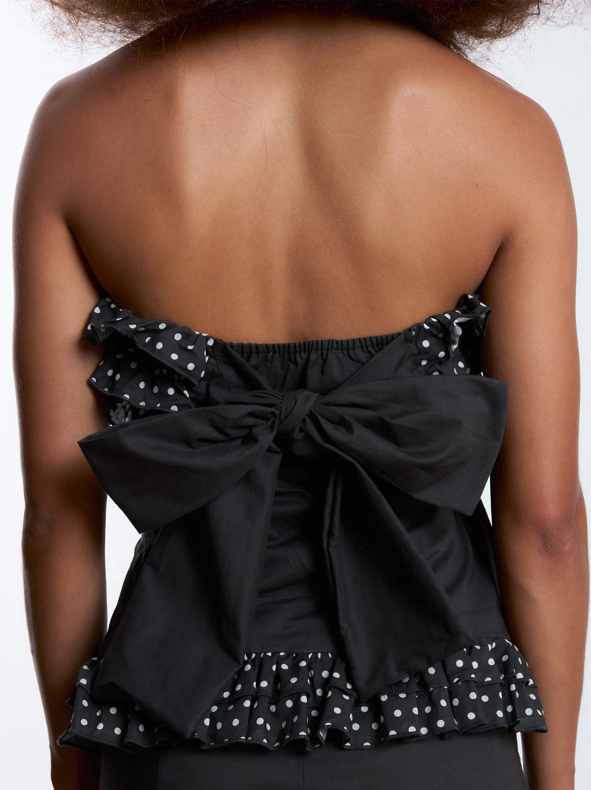 Top strapless de lunares blancos