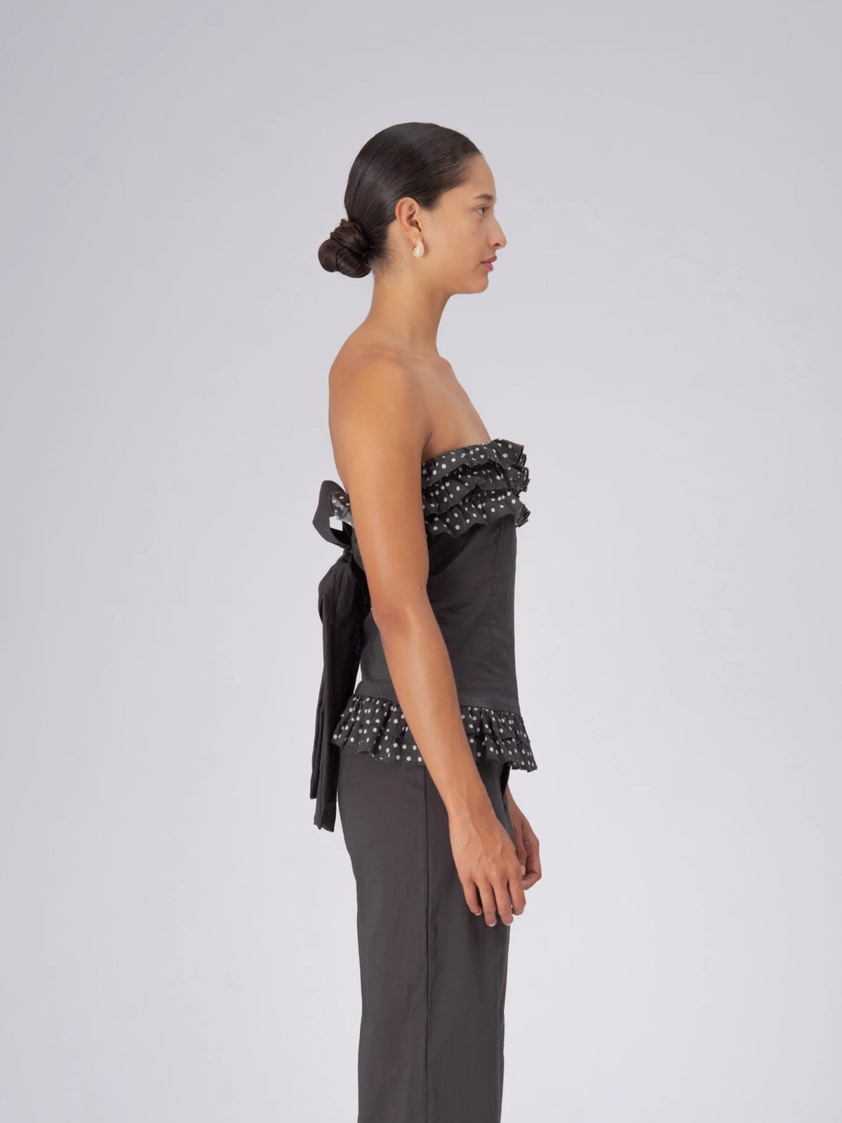 Top strapless de lunares blancos