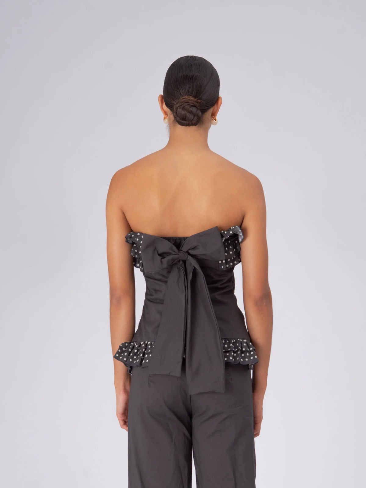 Top strapless de lunares blancos