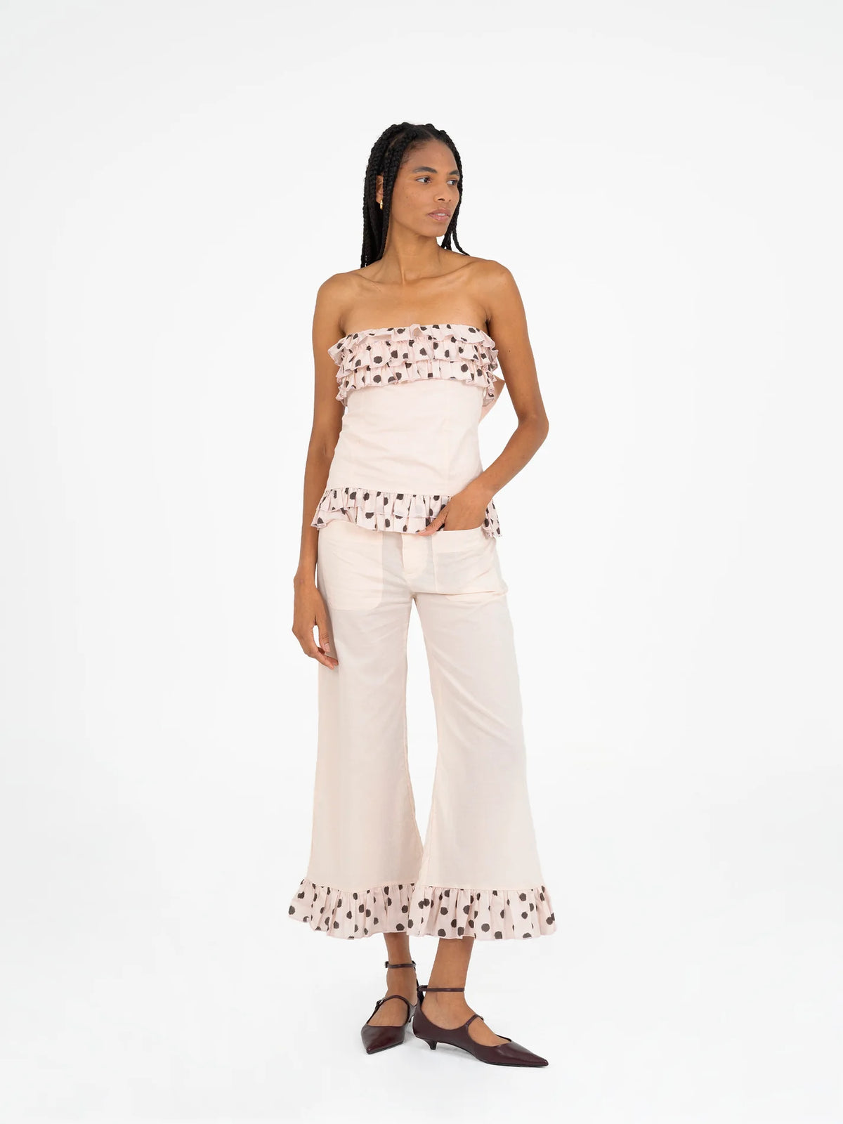 Top strapleess con lunares café