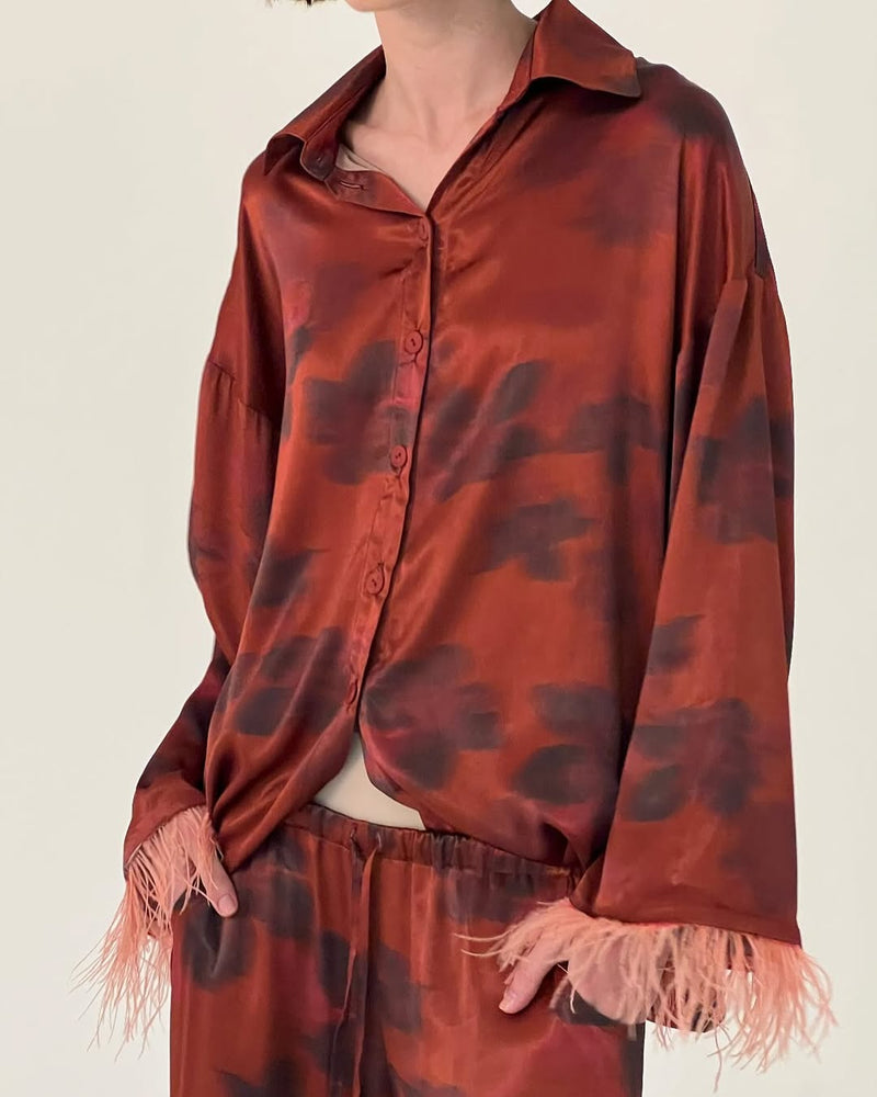 Pantolón rojo con plumas