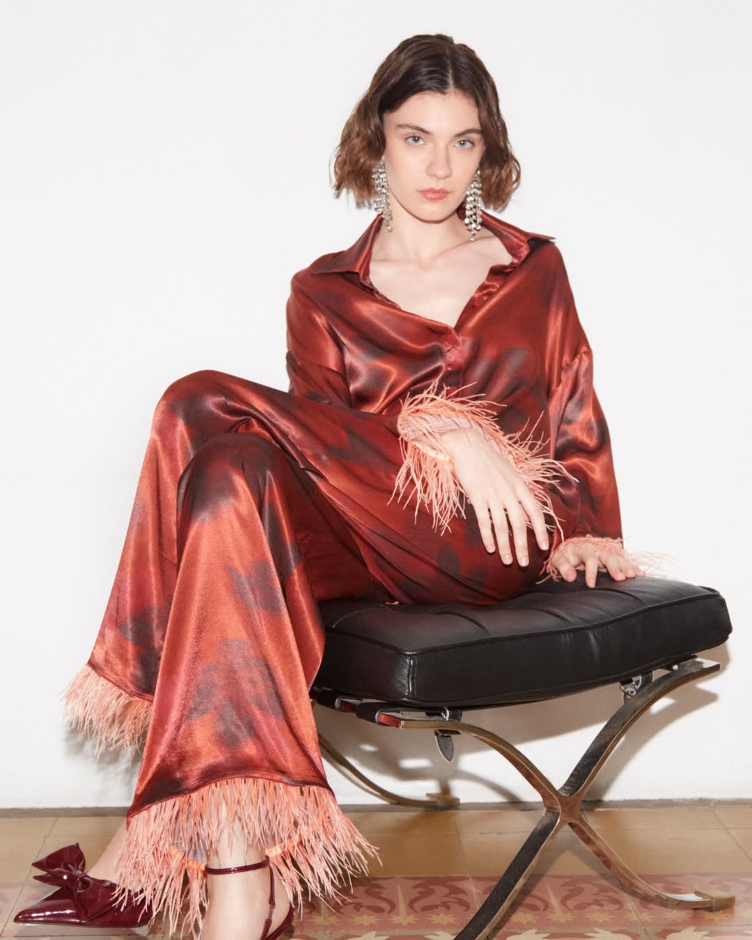 Camisa roja con plumas