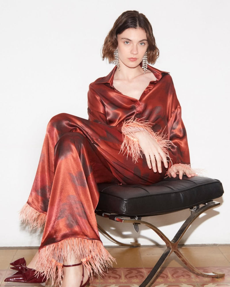 Pantolón rojo con plumas