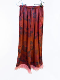 Pantolón rojo con plumas