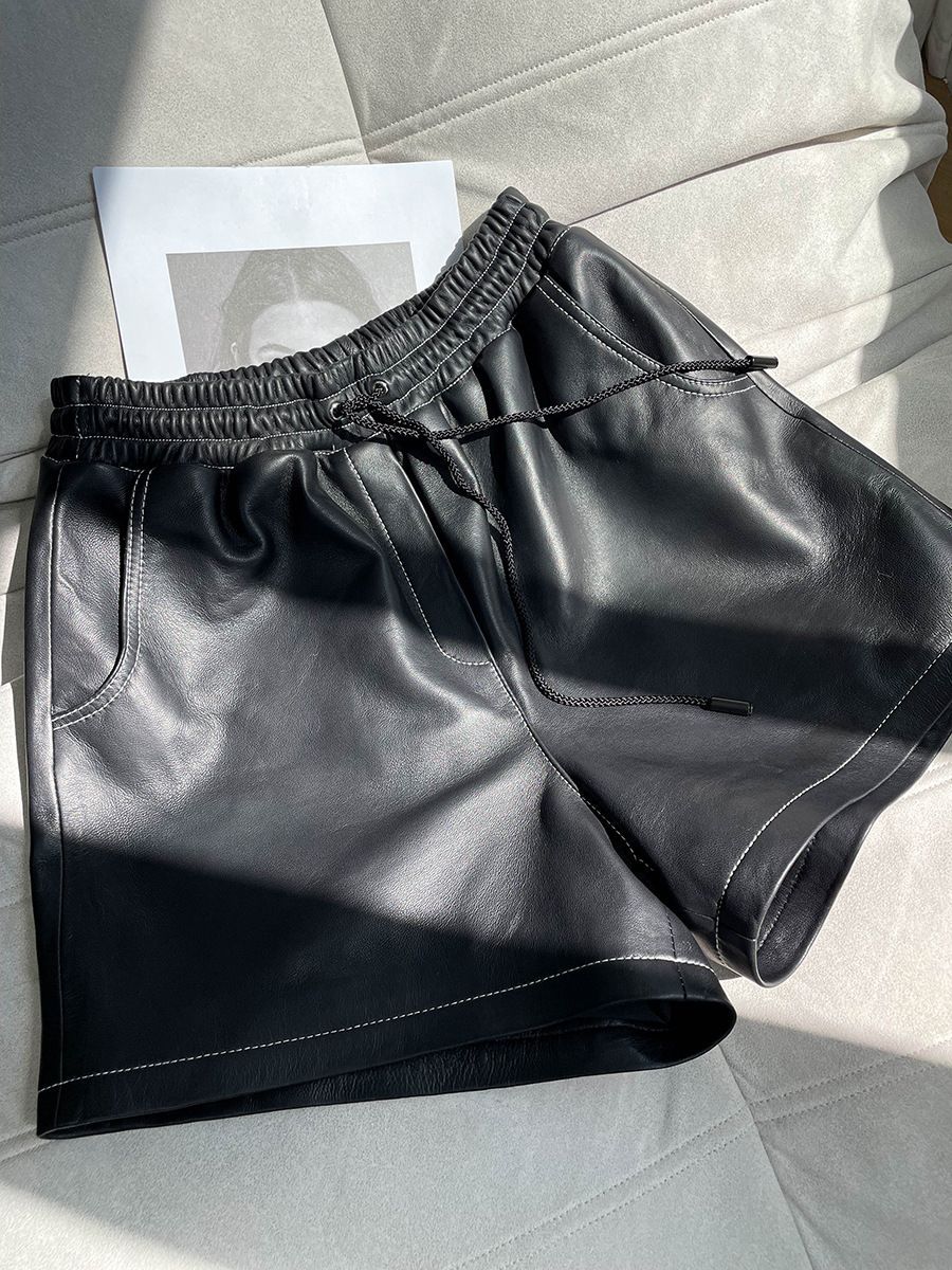 Short de piel de cordero con cordon ajustable