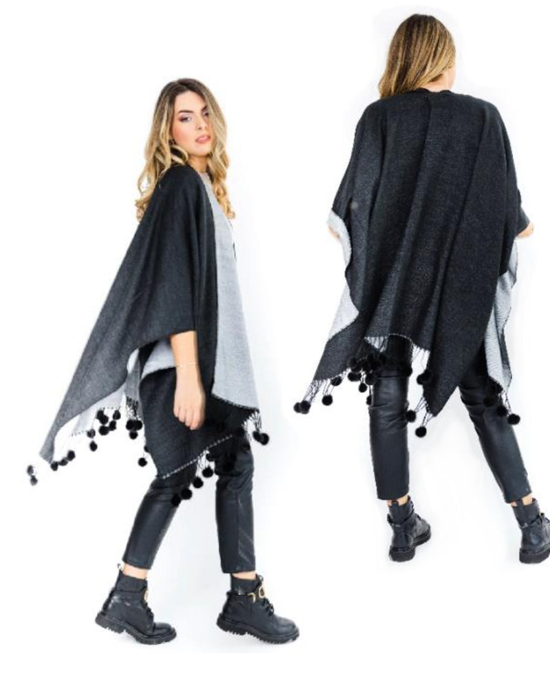Poncho con pompones de mink