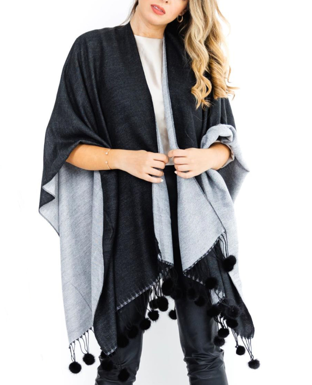 Poncho con pompones de mink