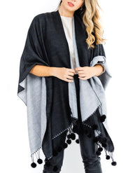 Poncho con pompones de mink