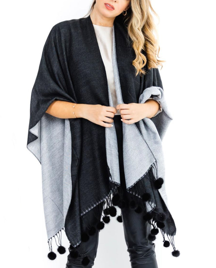 Poncho con pompones de mink