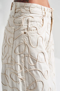 Jeans huesos con líneas bordadas