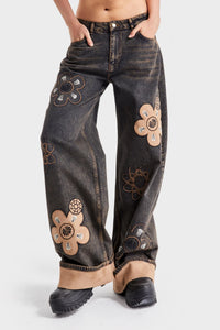 Jeans negros con detalles florales