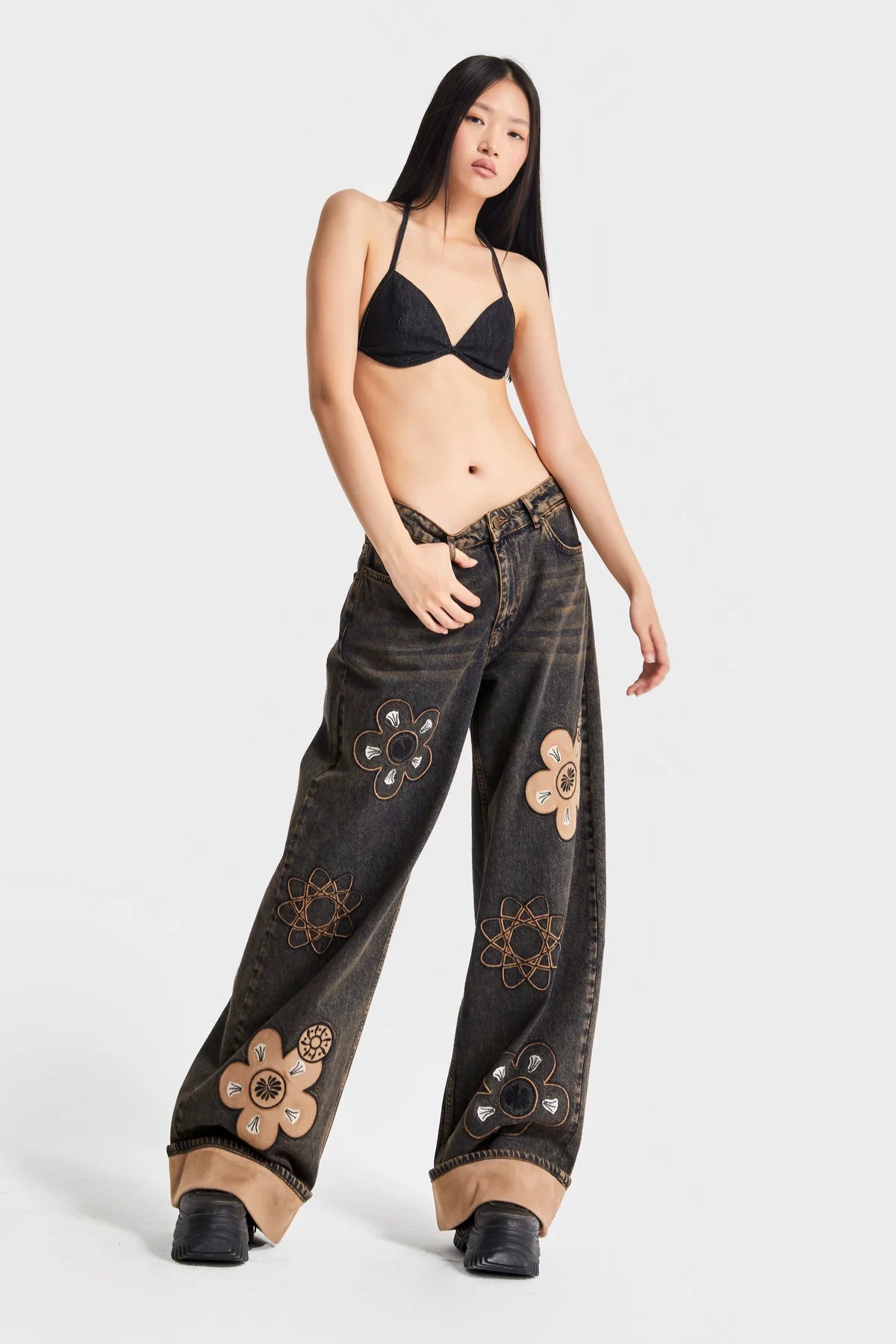 Jeans negros con detalles florales