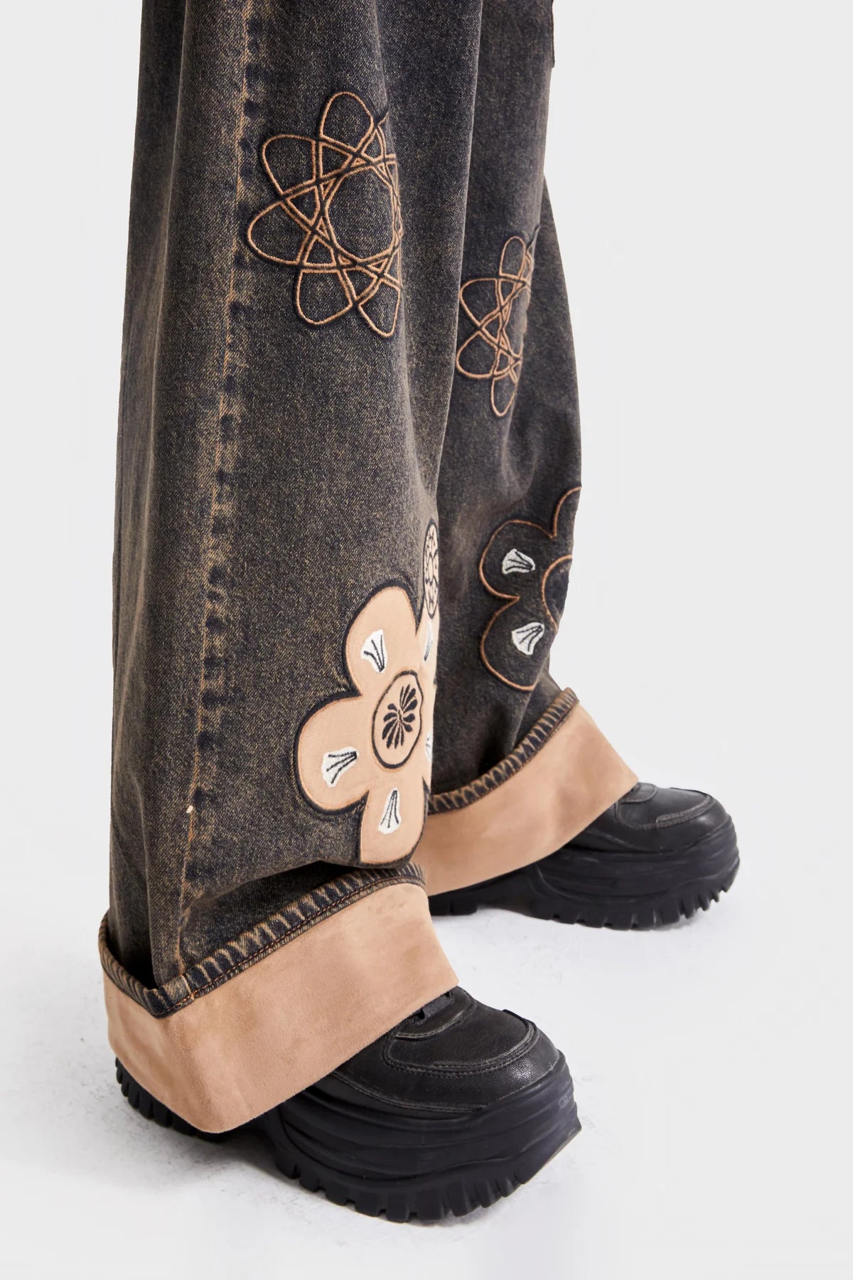 Jeans negros con detalles florales