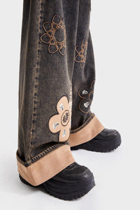 Jeans negros con detalles florales