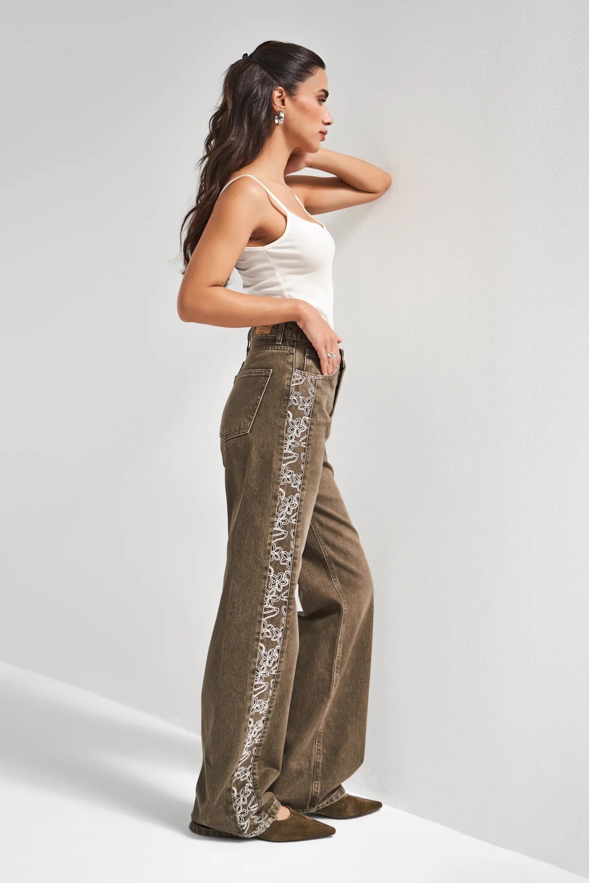 Jeans café con detalles blaco