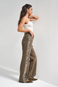Jeans café con detalles blaco